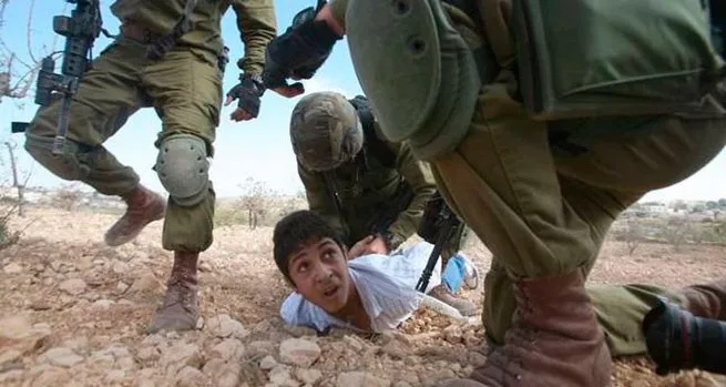 Израильские солдаты издеваются над пленными палестинцами