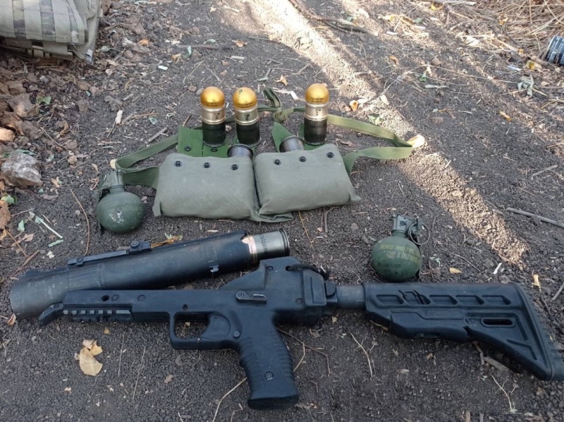 Российский военнослужащий и его трофейный гранатомет Форт-600