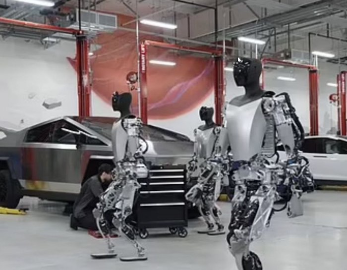 Робот на заводе Tesla напал на человека
