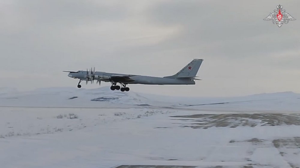 Ракетоносцы Ту-95 выполнили плановый полет вблизи побережья Аляски