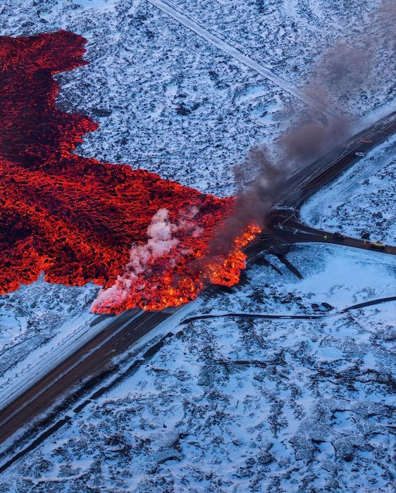 Извержение вулкана на полуострове Рейкьянес в Исландии &#127755;