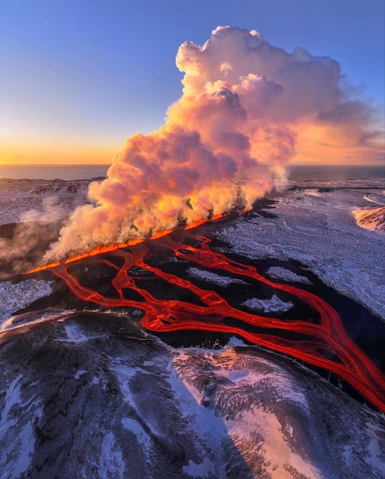 Извержение вулкана на полуострове Рейкьянес в Исландии &#127755;