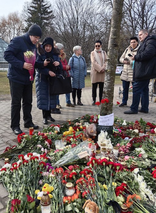 В Риге полиция запретила приносить цветы к зданию посольства России