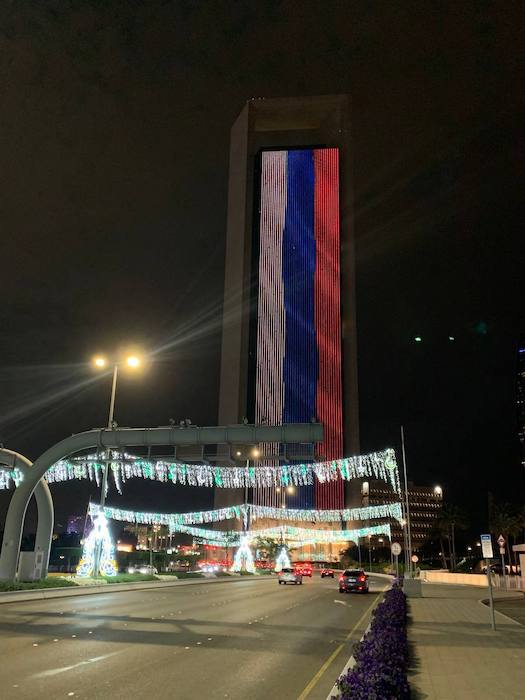 Российский флаг на зданиях Абу-Даби (ОАЭ)
