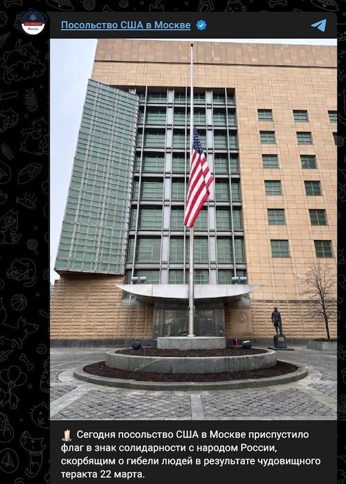 Посольство США в Москве приспустило флаг в знак траура