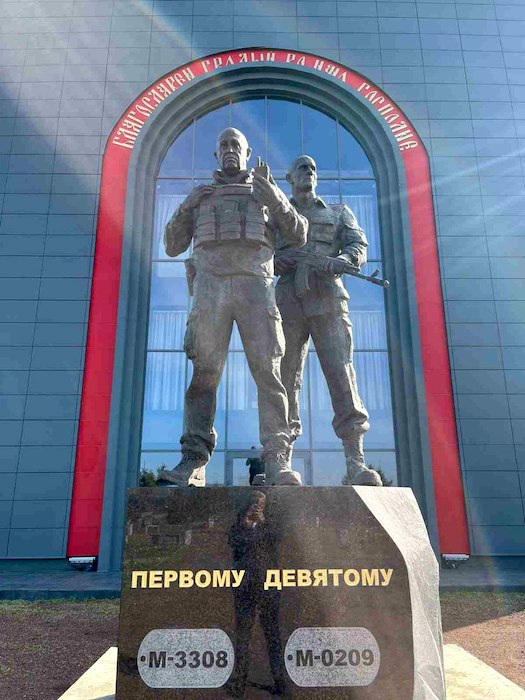 Открыт памятник Евгению Пригожину и Дмитрию Уткину