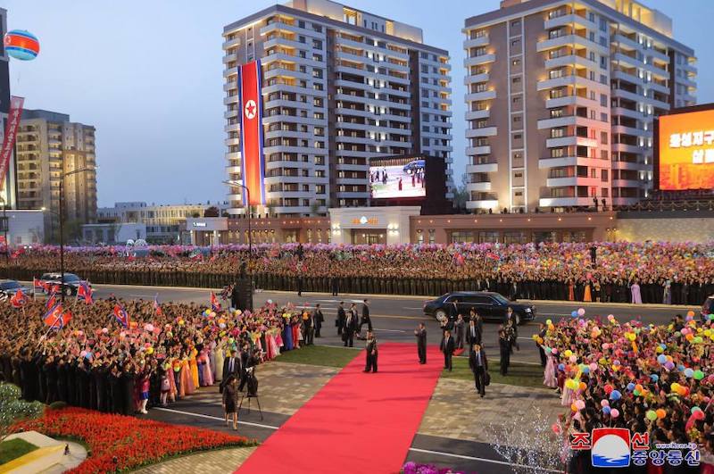 Ким Чен Ын провел торжественную церемонию завершения строительства жилых домов