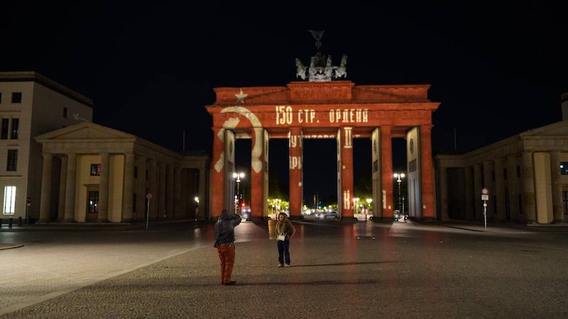 Хакеры транслировали Знамя Победы на Бранденбургских воротах в Берлине