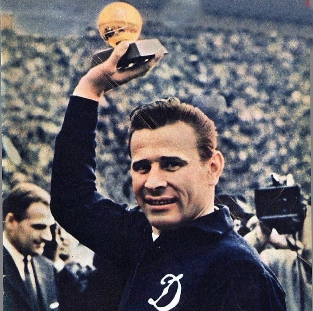 27-го мая 1964 года Льву Яшину вручен «Золотой Мяч»