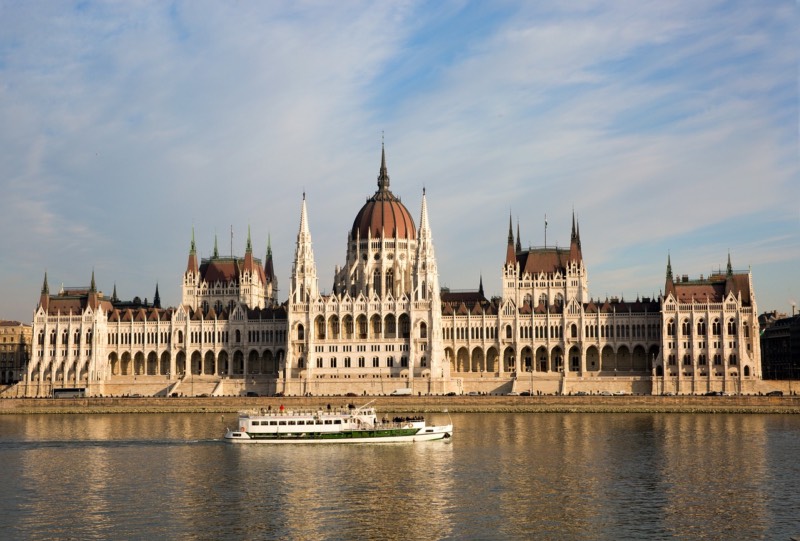 Еврокомиссия потребовала от Венгрии объяснений из-за решения смягчить визовые требования для россиян