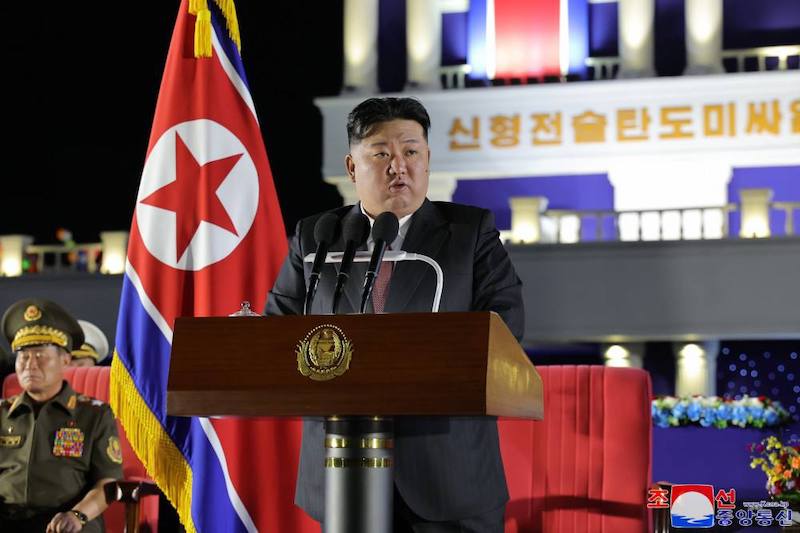 Ким Чен Ын передал войскам ракетную систему, которую «спроектировал лично»