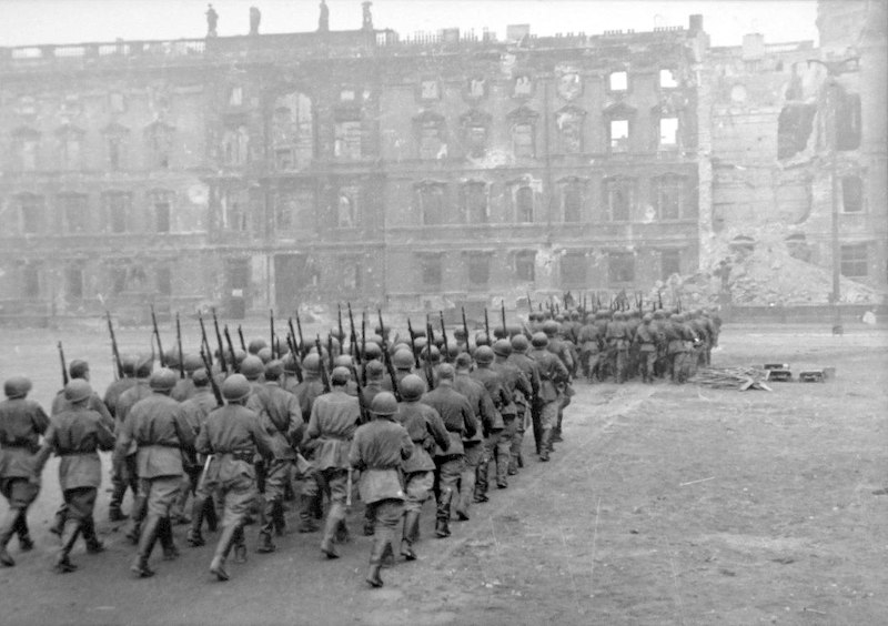 Парад частей советской армии в Берлине, 4 мая 1945 г. Парад частей советской армии в Берлине, 4 мая 1945 г.