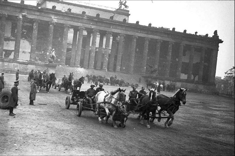 Парад частей советской армии в Берлине, 4 мая 1945 г. Парад частей советской армии в Берлине, 4 мая 1945 г.