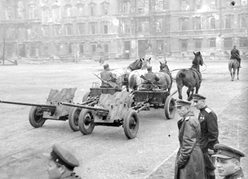 Парад частей советской армии в Берлине, 4 мая 1945 г. Парад частей советской армии в Берлине, 4 мая 1945 г.
