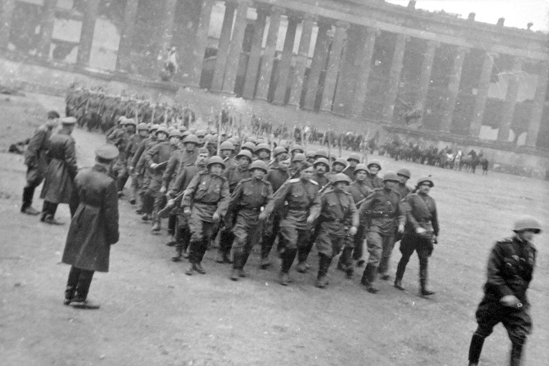 Парад частей советской армии в Берлине, 4 мая 1945 г. Парад частей советской армии в Берлине, 4 мая 1945 г.