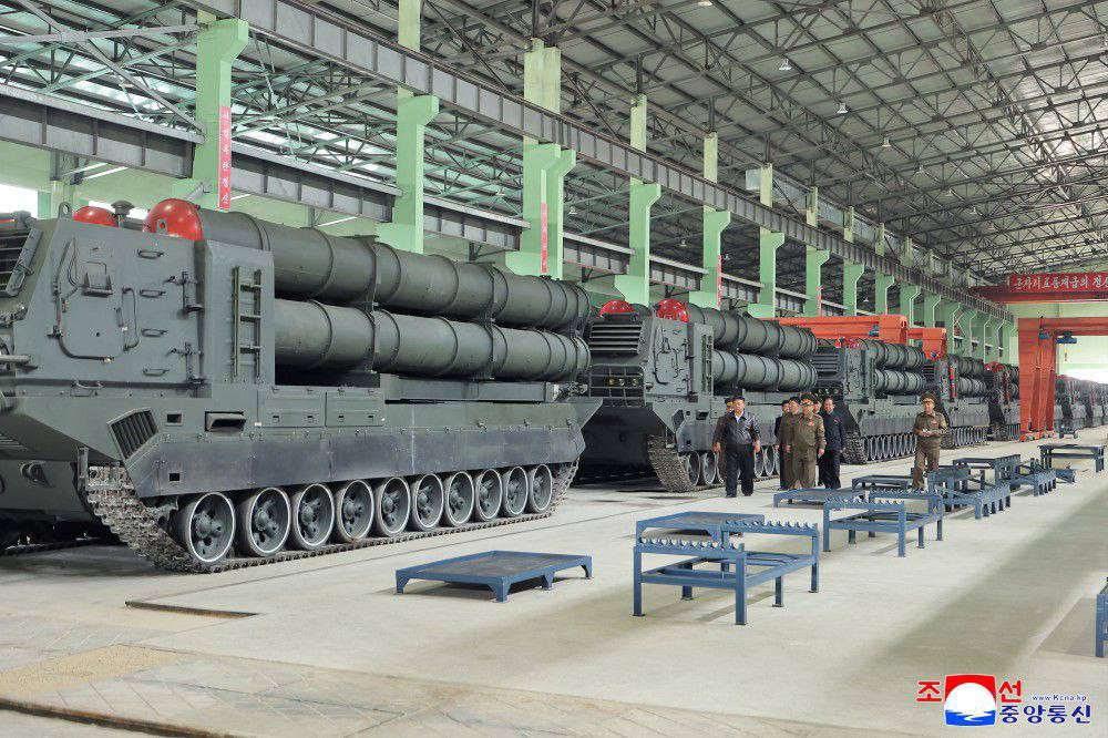 Товарищ Ким осмотрел танковый завод и остался доволен Товарищ Ким осмотрел танковый завод и остался доволен
