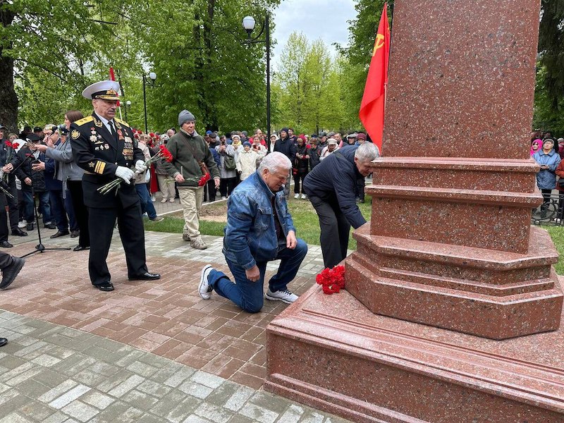 В центре Можайска открыли памятник Сталину В центре Можайска открыли памятник Сталину