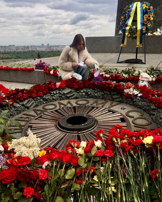 В чумном бараке есть ещё здоровые люди! В чумном бараке есть ещё здоровые люди!