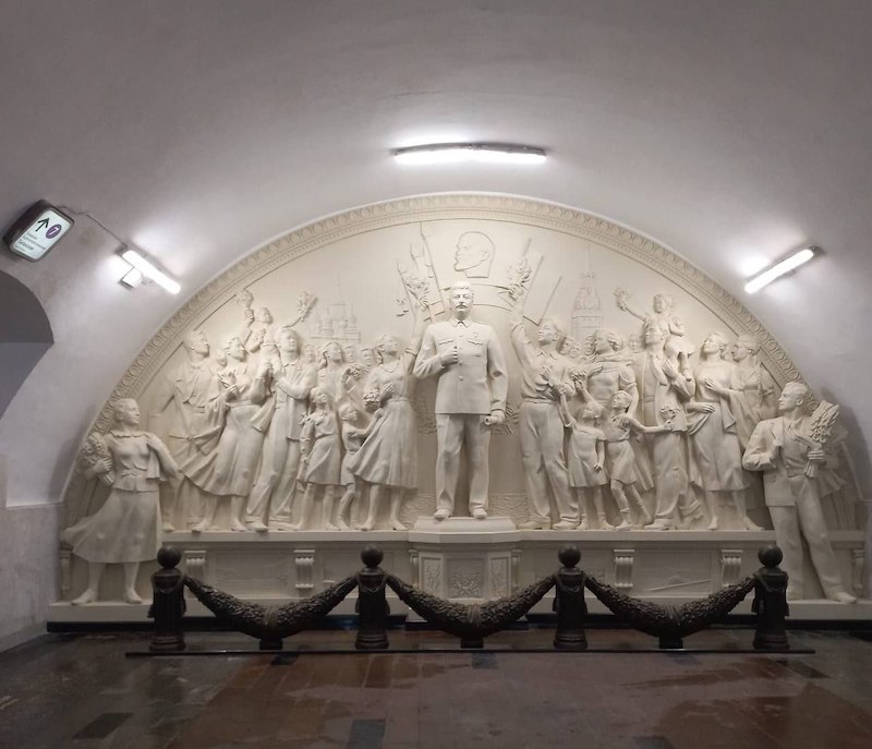 Москвичи несут цветы к барельефу Иосифа Сталина в м. Таганская