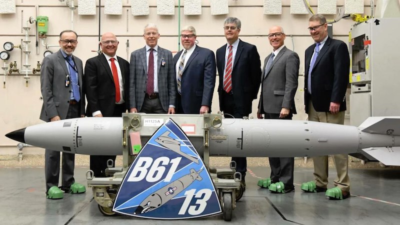 США добавили в арсенал новую ядерную бомбу B61-13 США добавили в арсенал новую ядерную бомбу B61-13