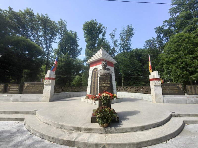 Во Владикавказе открыли памятник Сталину Во Владикавказе открыли памятник Сталину