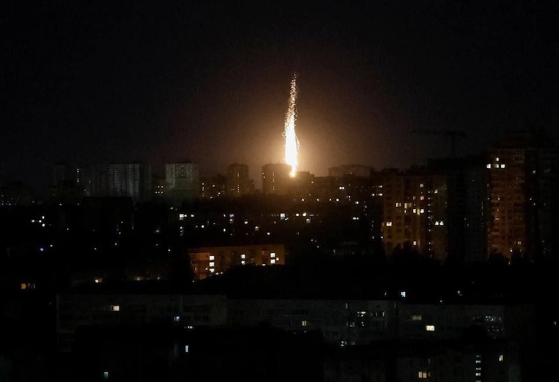 Ещё кадры ночной атаки «Гераней» и ракет на Киев Ещё кадры ночной атаки «Гераней» и ракет на Киев