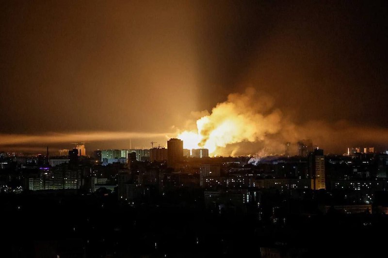 Ещё кадры ночной атаки «Гераней» и ракет на Киев Ещё кадры ночной атаки «Гераней» и ракет на Киев
