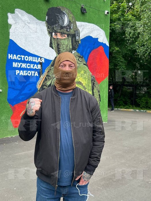 Многодетный американец перевёз семью в Россию и ушёл на СВО Многодетный американец перевёз семью в Россию и ушёл на СВО