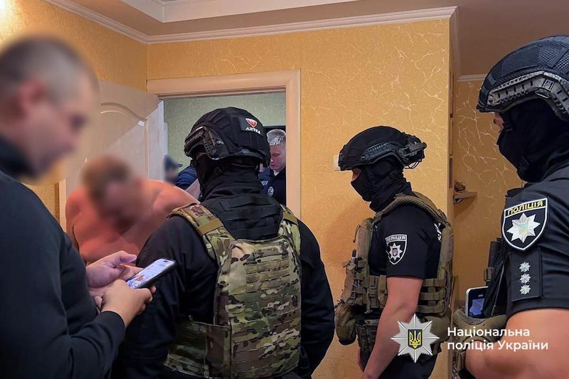 Спецназ задержал украинцев, которые пинками выгнали военкомов из ЖК Спецназ задержал украинцев, которые пинками выгнали военкомов из ЖК