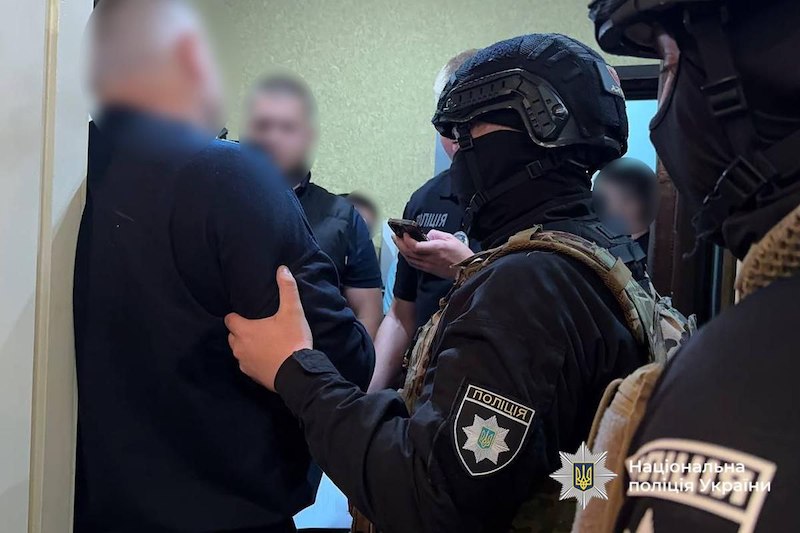 Спецназ задержал украинцев, которые пинками выгнали военкомов из ЖК Спецназ задержал украинцев, которые пинками выгнали военкомов из ЖК