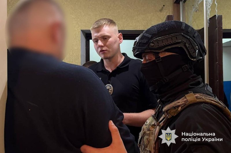 Спецназ задержал украинцев, которые пинками выгнали военкомов из ЖК Спецназ задержал украинцев, которые пинками выгнали военкомов из ЖК