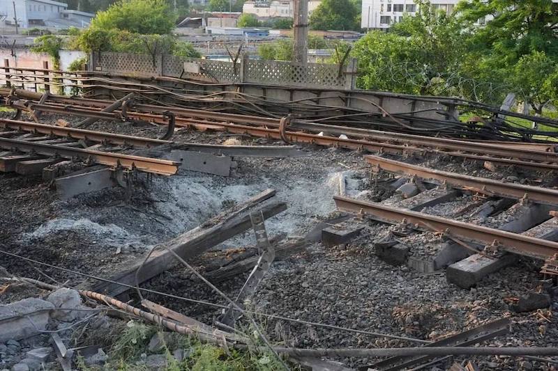 Хохол восстанавливает ж/д полотно в Киеве Хохол восстанавливает ж/д полотно в Киеве