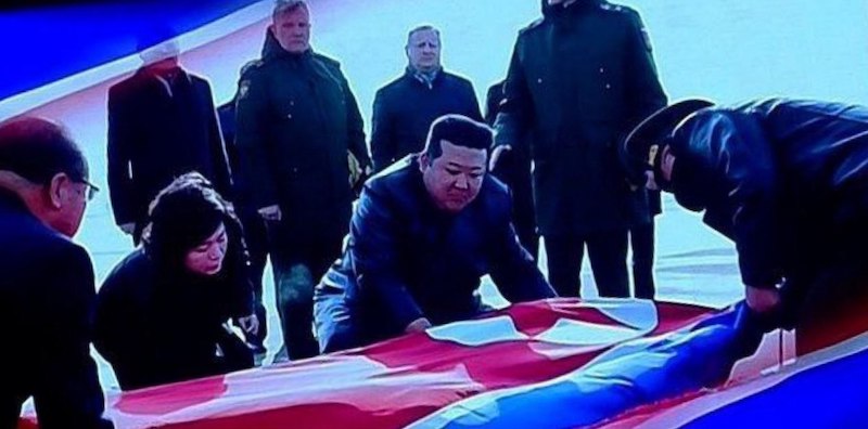 Ким встретил своих погибших в Курской области спецов 🇰🇵🫡 Ким встретил своих погибших в Курской области спецов 🇰🇵🫡