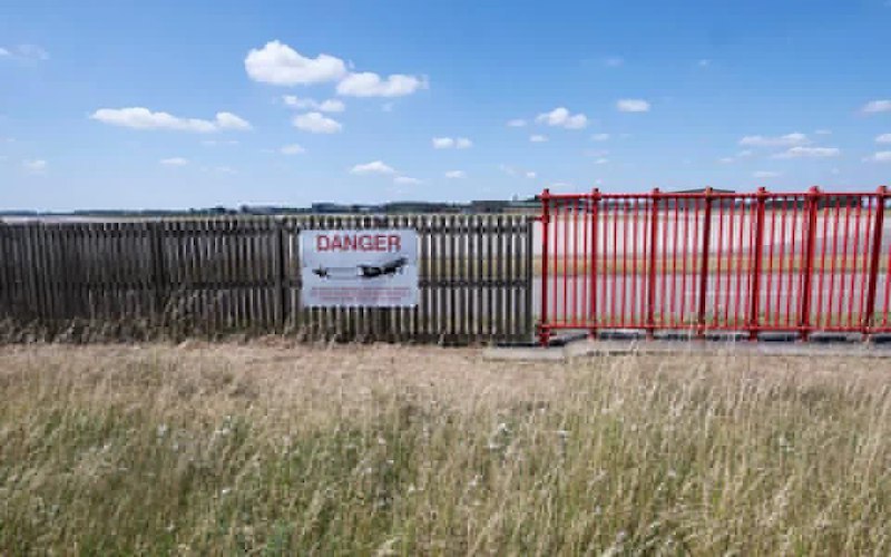 Важная авиабаза в Англии огорожена хилым заборчиком Важная авиабаза в Англии огорожена хилым заборчиком