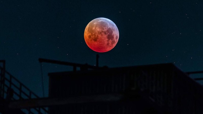 Впервые за 7 лет! Сегодня в России можно наблюдать полное лунное затмение