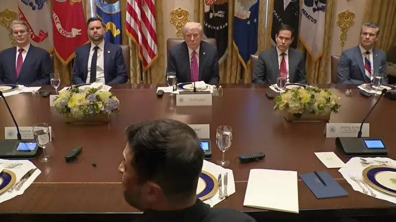 Зеленский приехал к Трампу в пиджаке Зеленский приехал к Трампу в пиджаке