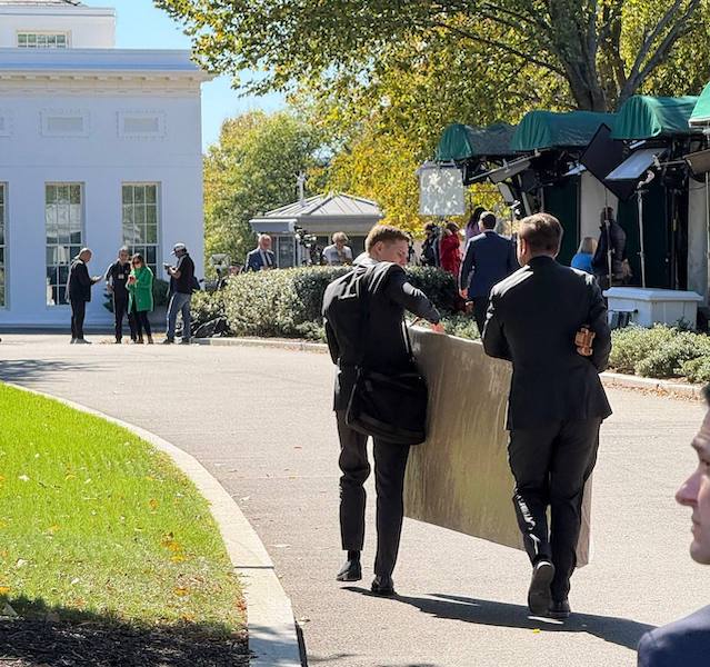 Зеленский приехал к Трампу в пиджаке Зеленский приехал к Трампу в пиджаке