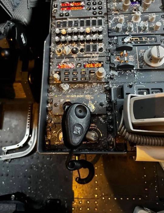 Космический мусор или метеорит? Boeing 737 MAX совершил экстренную посадку Космический мусор или метеорит? Boeing 737 MAX совершил экстренную посадку