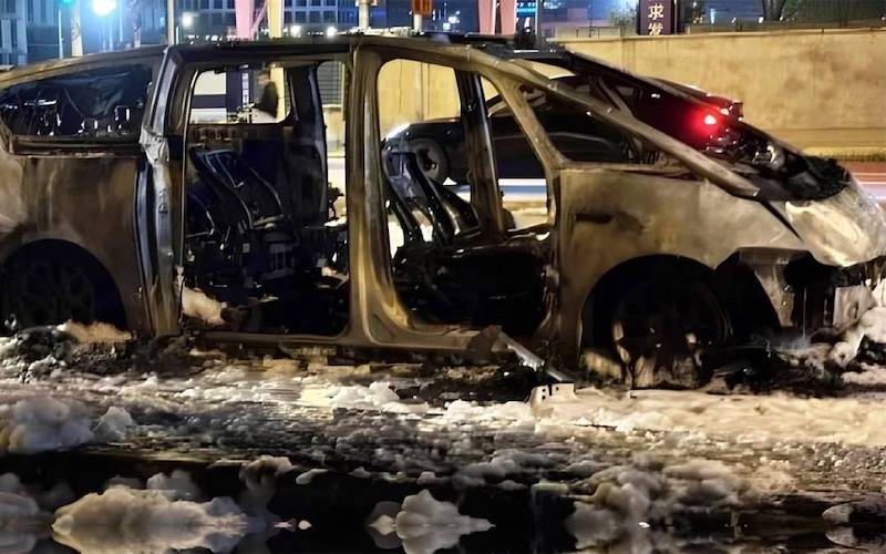 Электромобиль LiXiang вспыхнул, как спичка, и сгорел за минуту в Шанхае Электромобиль LiXiang вспыхнул, как спичка, и сгорел за минуту в Шанхае