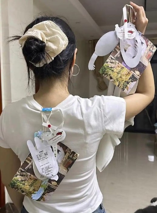 В Китае продавцы одежды стали прикреплять к ней гигантские бирки