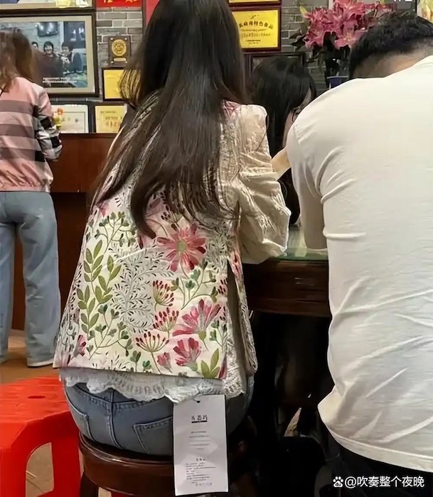 В Китае продавцы одежды стали прикреплять к ней гигантские бирки В Китае продавцы одежды стали прикреплять к ней гигантские бирки