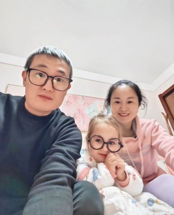 В китайской семье родилась голубоглазая девочка: шок отца и тест ДНК