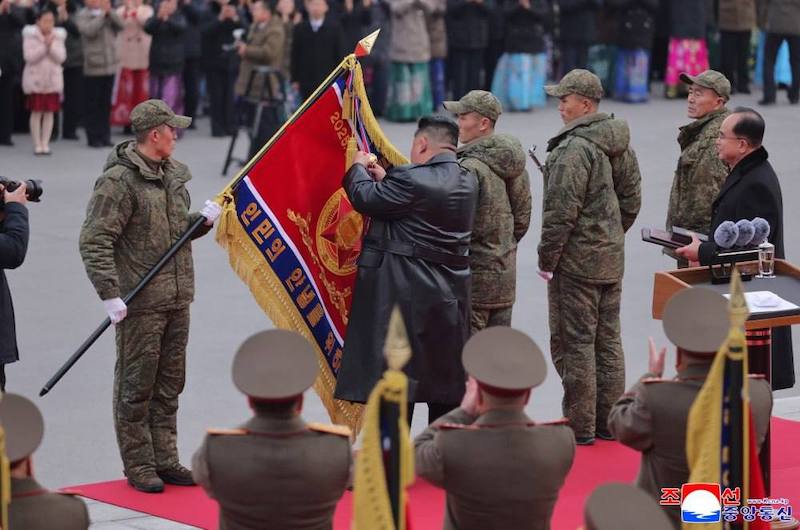 Товарищ Ким встретил саперов из Курской области Товарищ Ким встретил саперов из Курской области
