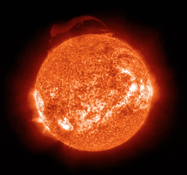 Отрыв гигантского протуберанца на Солнце