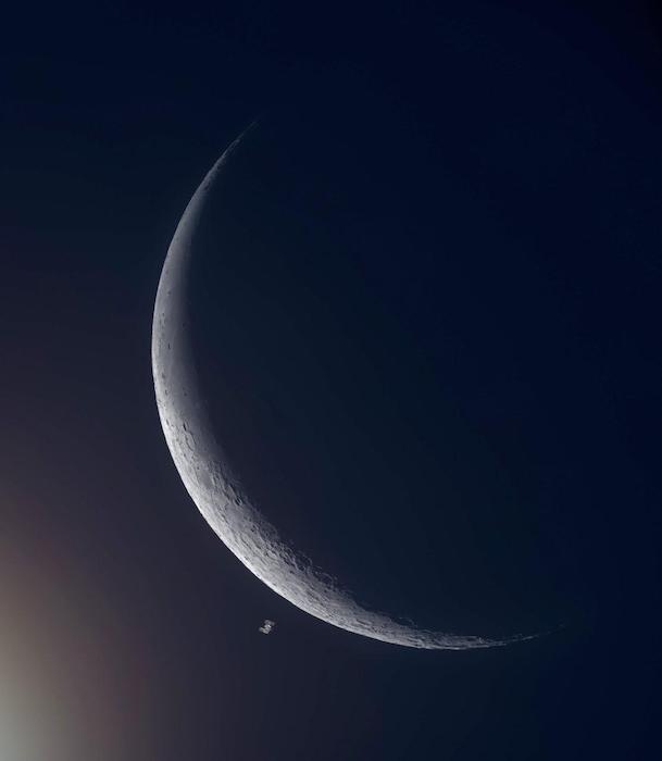 МКС и Луна на одном снимке