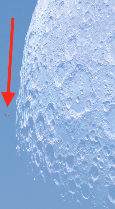 Пролёт МКС на фоне Луны