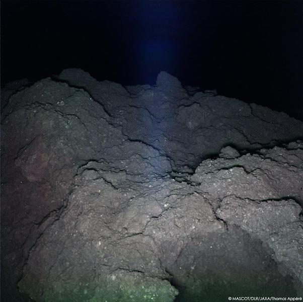 Фото с поверхности астероида Рюгу