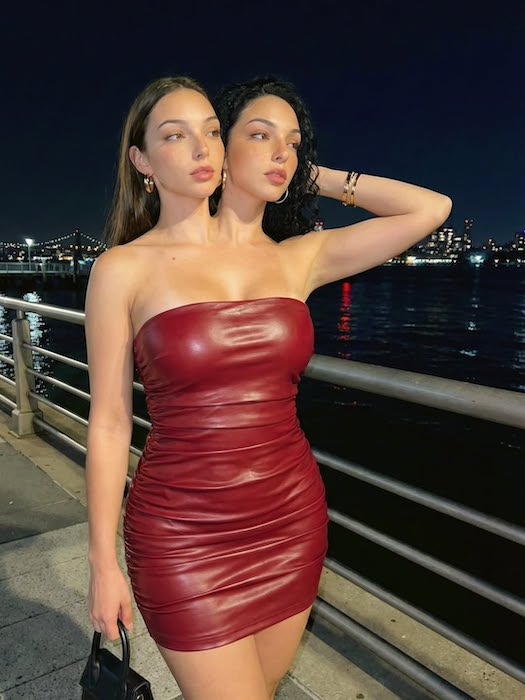 Мужчины зовут замуж сиамских близнецов из нейросети Мужчины зовут замуж сиамских близнецов из нейросети