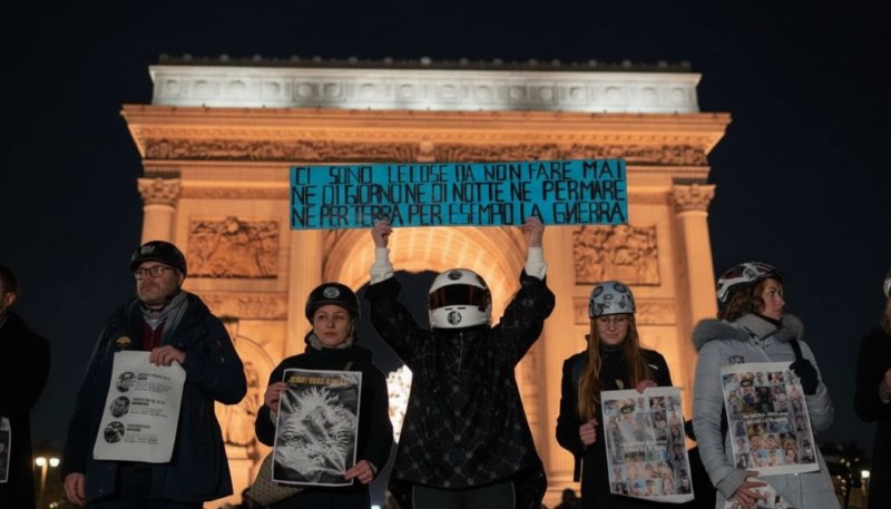 Украинцы выходят на акции в шлемах