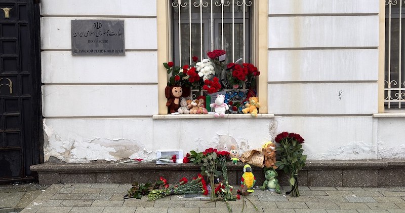 К посольству Ирана москвичи несут цветы